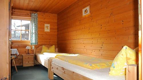 Postel nebo postele na pokoji v ubytování Wörglerhof's Hüttenapartments mit Kachelofen