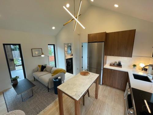 een keuken en een woonkamer met een bank en een tafel bij Greenwood Getaway in Seattle