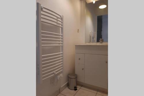 La salle de bains est pourvue d'un lavabo et d'un miroir. dans l'établissement 2 pièces avec Terrasse, Piscine, parking privatif, à Besançon