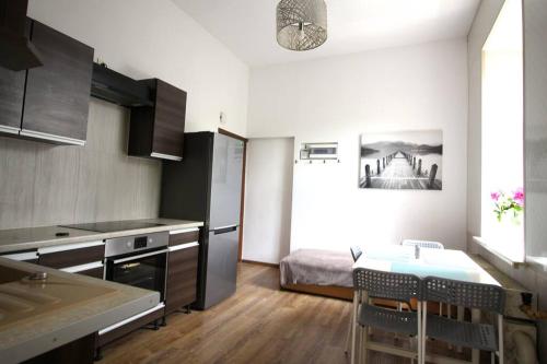 cocina pequeña con mesa y cama en Simplicity Apartment - Lublin City Center, en Lublin