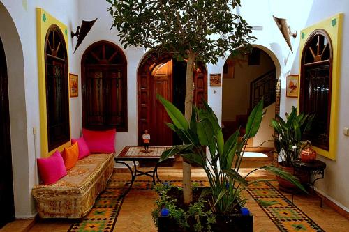 un soggiorno con divano e tavolo di Riad Sesame a Marrakech