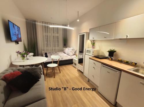 a kitchen and living room with a couch and a table at Apartament Elbląg GoodEnergy - Stare Miasto, Oldtown, Altstadt in Elblag