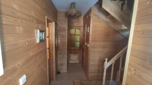 una escalera en una cabaña de madera con paredes de madera en Domek Zawoja en Zawoja