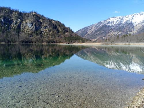 a view of a lake with mountains in the background at Apartmenthaus Hinterer in Bad Goisern