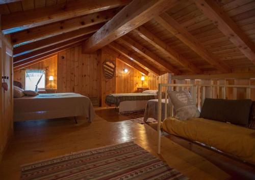 ChaudanaにあるMaison Célesteのベッド2台とキャビン内のソファが備わる客室です。