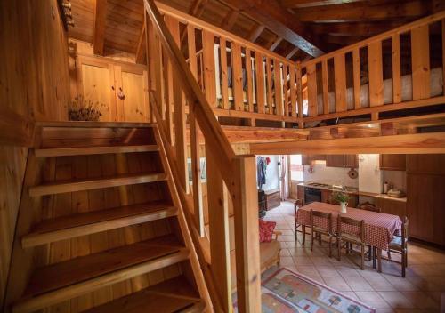 una vista aérea de una escalera de madera en una casa en Maison Céleste, en Chaudana