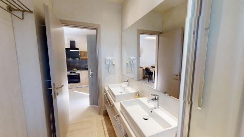 Vonios kambarys apgyvendinimo įstaigoje KaLLiA SUITES- CHOREFTO
