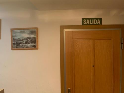 a sign that reads salida above a door at VUT SEGEDA Valle del Manubles in Calatayud