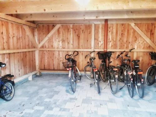 a group of bikes parked in a garage at Ferienwohnung Wellenreiter in Sassnitz