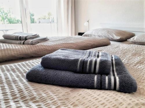 two beds with towels on them in a bedroom at Ferienwohnung Wellenreiter in Sassnitz