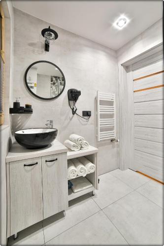 a bathroom with a sink and a mirror at Zdrojowy Gościniec - domki Rabka-Zdrój in Rabka