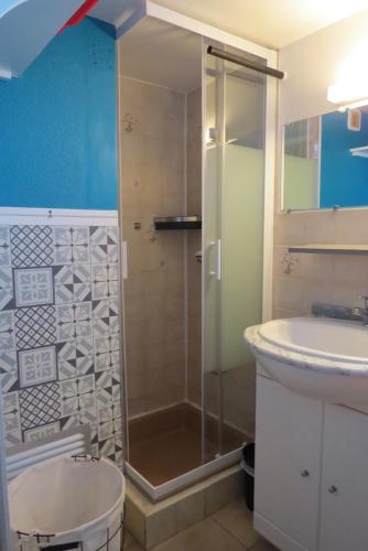 La salle de bains est pourvue d'une douche et d'un lavabo. dans l'établissement appartement 5 personnes résidence piscine 5PB274, au Barcarès