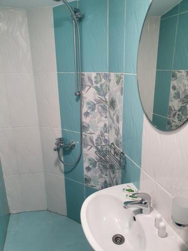 a bathroom with a sink and a shower with a mirror at Guest House Gurkov in Veliko Tŭrnovo