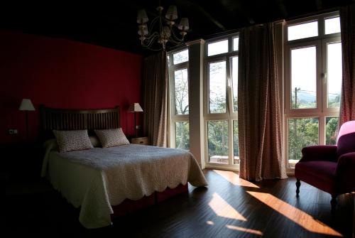 Ένα ή περισσότερα κρεβάτια σε δωμάτιο στο Las Casas Rurales Huerta San Benito