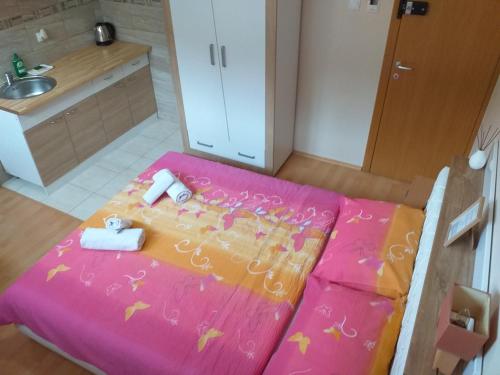 Postel nebo postele na pokoji v ubytování Sun City Apartments