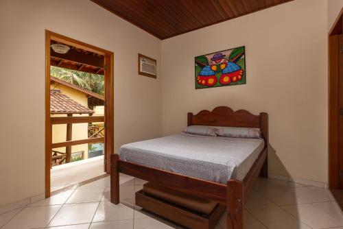 um pequeno quarto com uma cama e uma janela em Pousada Cabeça do Indio - Trindade em Trindade