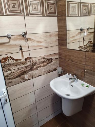 a bathroom with a sink and a mirror at Guest House Gurkov in Veliko Tŭrnovo