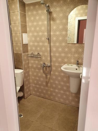 a bathroom with a shower and a toilet and a sink at Guest House Gurkov in Veliko Tŭrnovo