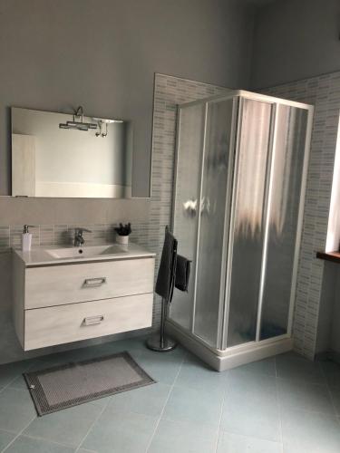 ein Bad mit einer Dusche und einem Waschbecken in der Unterkunft Ca' di Burghi in Busca