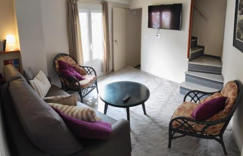 a living room with a couch and chairs and a table at La Casa De Mariana in Cazorla