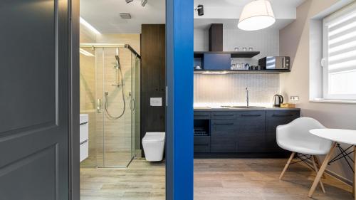 een badkamer met een douche, een toilet en een wastafel bij Comfy Apartments - Park Technologiczny in Gdynia