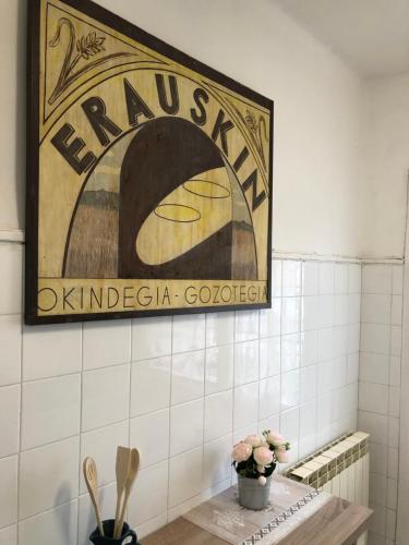 un letrero colgado en una pared en un baño en Apartamento Elizondo Giltxaurdi, en Elizondo