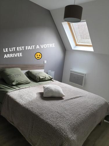 une chambre avec un lit avec un oreiller dessus dans l'établissement LA MAISON DE JADE, à Soursac