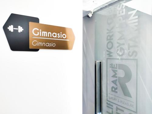 a box with a sign that reads clinica clamsico at Ramë Hotel Boutique in Guadalajara