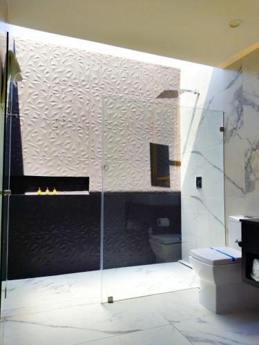 a bathroom with a glass shower with a toilet at Ramë Hotel Boutique in Guadalajara