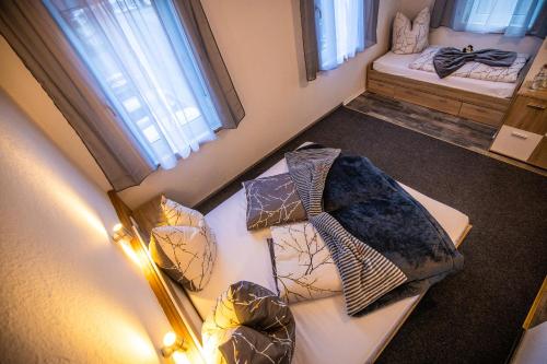 an overhead view of a room with a bed with umbrellas at Dorfwirt Pfronten in Pfronten