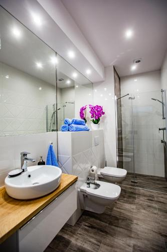 a bathroom with two sinks and a shower at Apartamenty Ola in Lębork