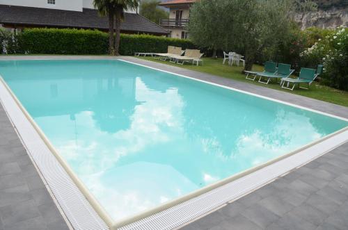 Bazén v ubytování Park Hotel Eden nebo v jeho okolí