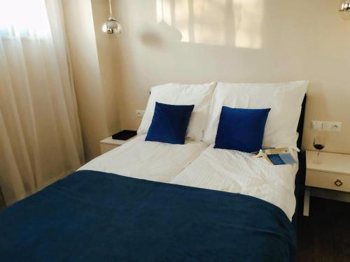 Кровать или кровати в номере Apartamenty RÓŻANA 2