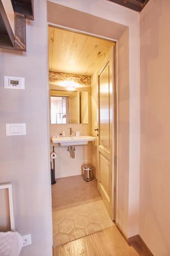 a bathroom with a sink and a mirror at EL TANO in Città della Pieve