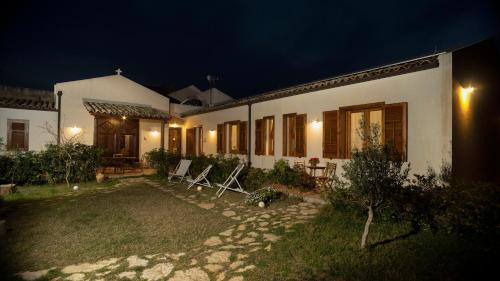 a house at night with two chairs in the yard at Stagnone Area Zero in Birgi Vecchi
