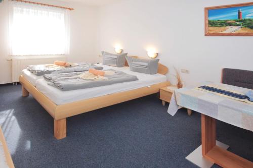 a bedroom with two beds and a window at Ferienwohnungen Thorsten Fründt in Prerow