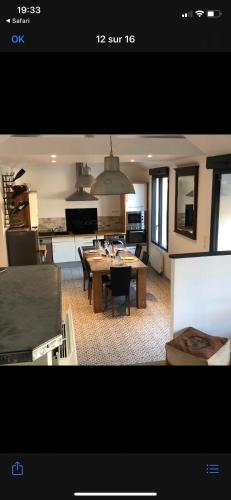 une cuisine et un salon avec une table et des chaises dans l'établissement Villa des Chardons, à Yport