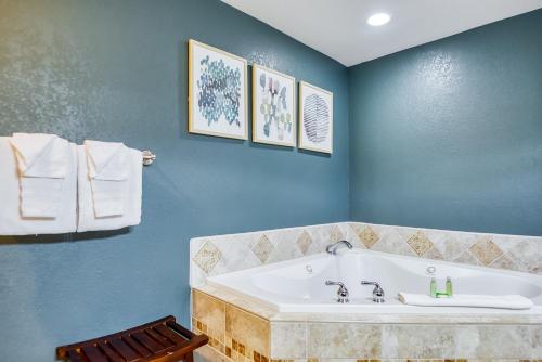 baño con bañera grande y paredes azules en Inn at Haystack Rock, en Cannon Beach