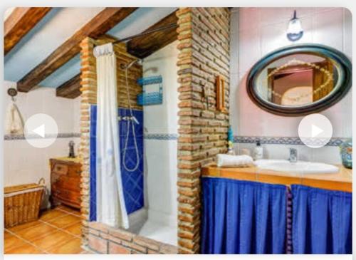 łazienka z umywalką i lustrem w obiekcie Villa Aránzazu with private pool w mieście Nerja