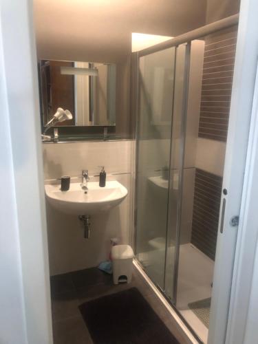 een badkamer met een wastafel en een glazen douche bij MarePia in San Benedetto del Tronto