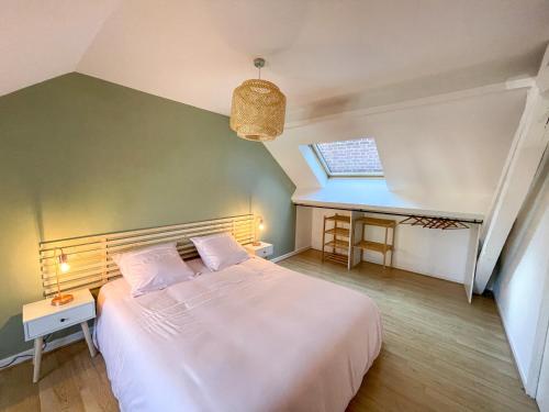 une chambre avec un grand lit blanc et une fenêtre dans l'établissement Duplex au pied de la gare - NETFLIX - Hyper-centre, à Amiens