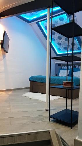 - une chambre avec des lits superposés et un éclairage bleu dans l'établissement Le petit Luxembourg, à Montignies-sur-Sambre