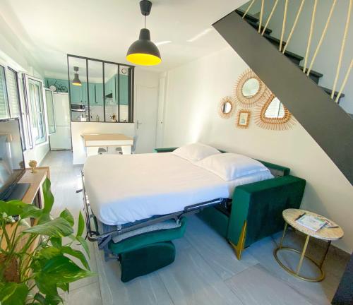 um quarto de hospital com uma cama e uma escada em AeroHome - Appart Confort - Aeroport d Orly à proximité - Parking em Athis-Mons