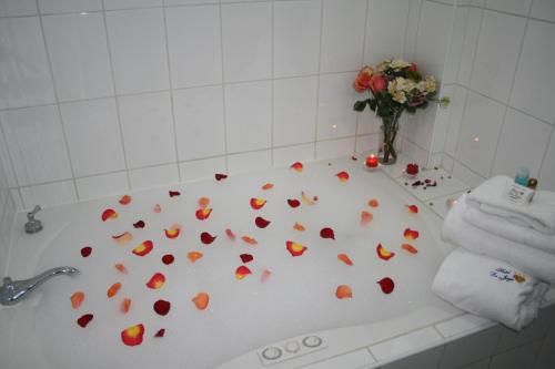 a bath tub with hearts on it with a vase of flowers at Hotel La Joya in Huaraz