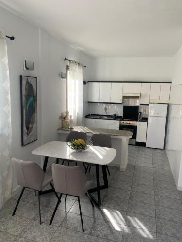 a kitchen and dining room with a table and chairs at Rooftop Casa El Banco in El Charco