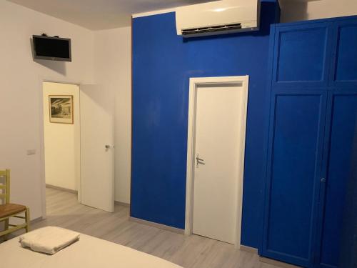 a room with a blue wall and a door at Trilocale sul Mare in Fano
