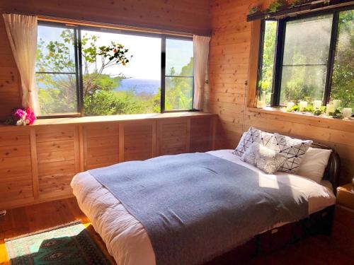 Tempat tidur dalam kamar di 屋久島シエスタYakushima Entire house with a wonderful view