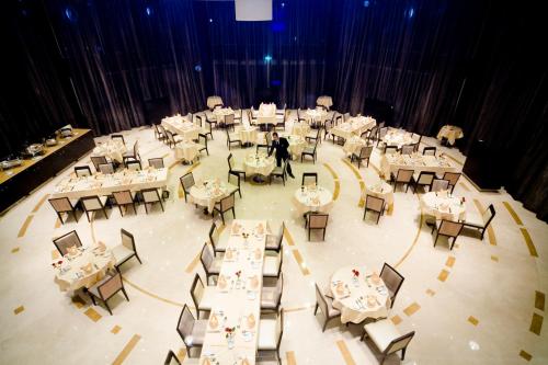 فندق هوليداي إن الرياض ازدهار في الرياض: منظر علوي لغرفة طعام مع طاولات وكراسي