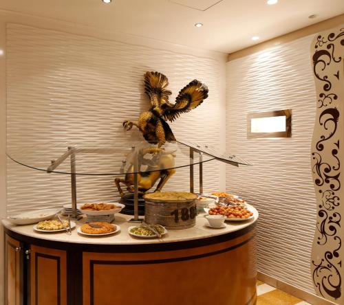 فندق هوليداي إن الرياض ازدهار في الرياض: بوفيه طعام فوق طاولة