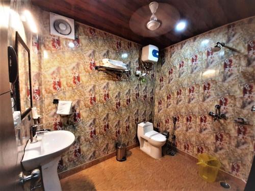 un bagno con un water e un lavandino di Hotel Bamboo Castle a Jaipur